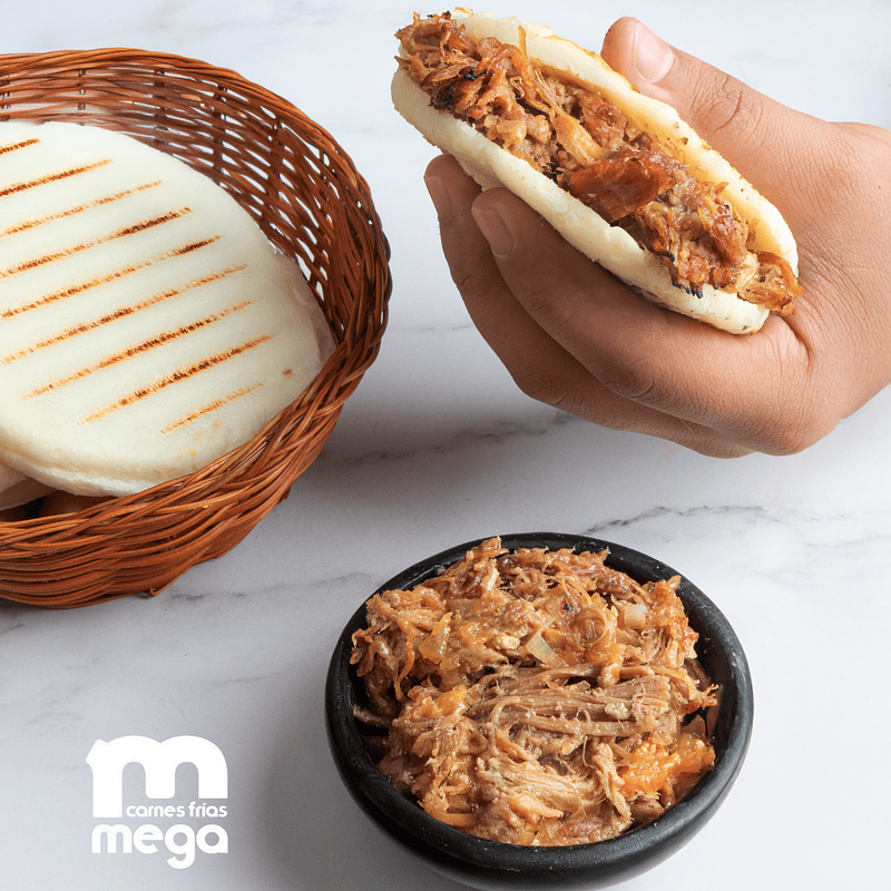 Arepa rellena con chorizos Mega